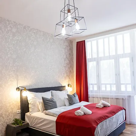 Clariss Pool & Center