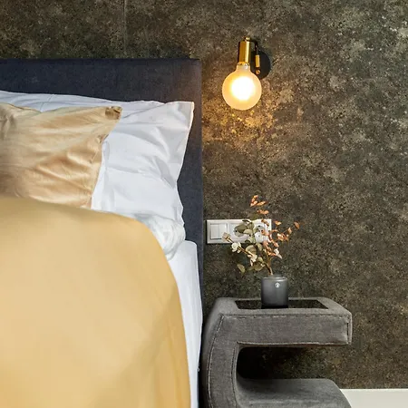 Clariss Pool & Center