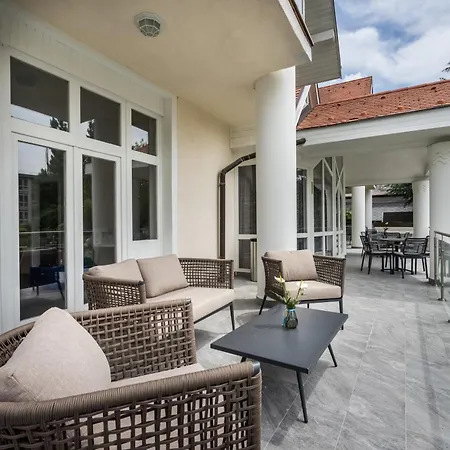 Clariss Pool & Center