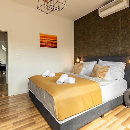 Clariss Pool & Center