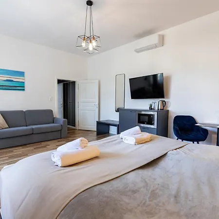 Clariss Pool & Center