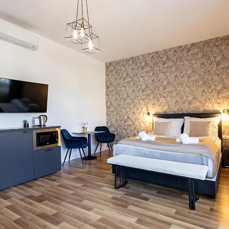 Clariss Pool & Center