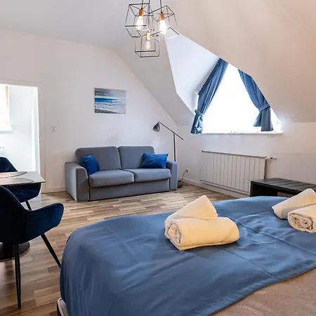 Clariss Pool & Center