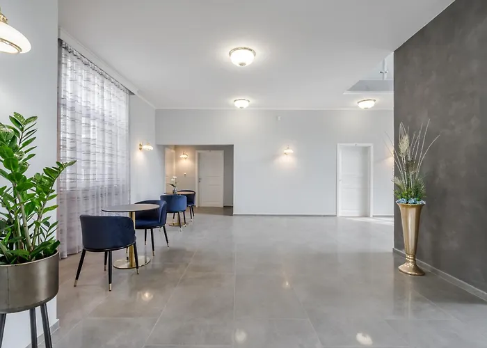 Clariss Pool & Center