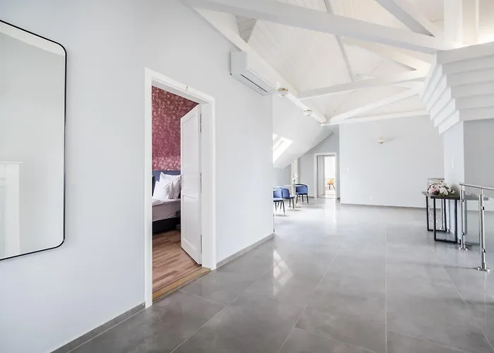 Отель Clariss Pool & Center