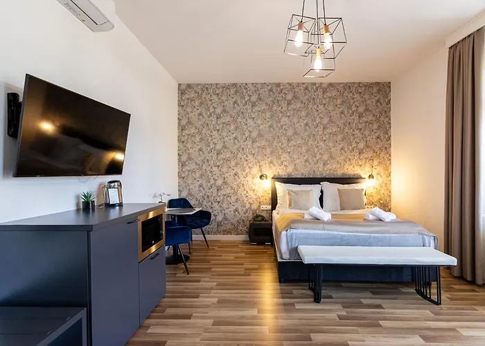 Clariss Pool & Center Hotel