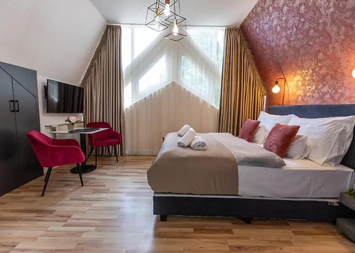 Clariss Pool & Center Отель Балатональмади