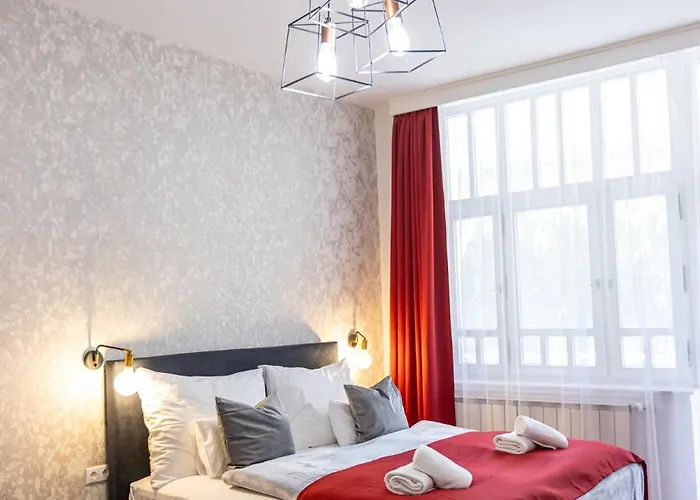 Clariss Pool & Center