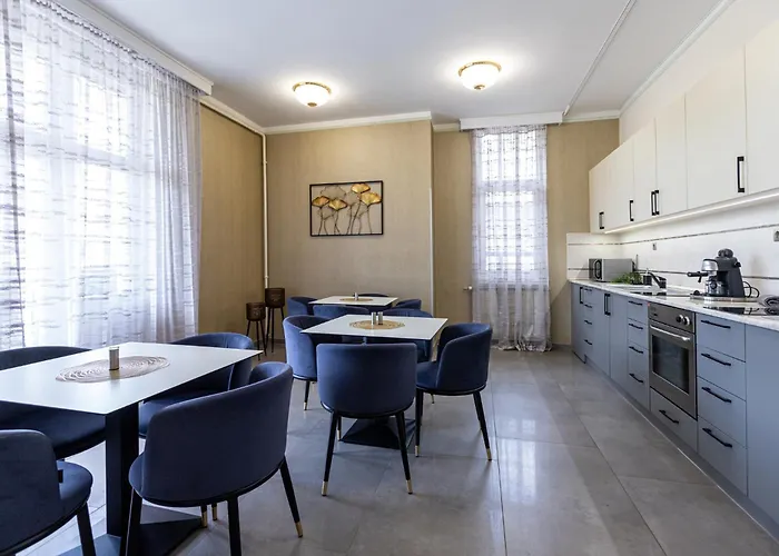 Clariss Pool & Center