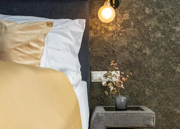 Clariss Pool & Center