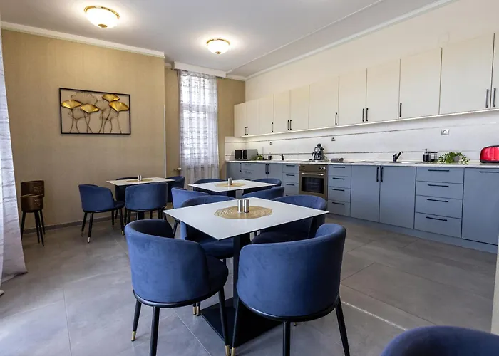 Clariss Pool & Center