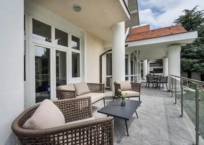 Clariss Pool & Center