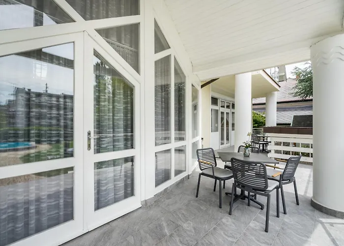 Отель Clariss Pool & Center