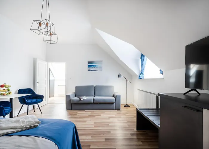 Clariss Pool & Center