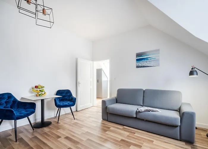 Clariss Pool & Center