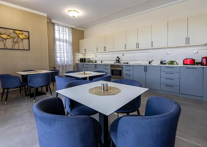 Clariss Pool & Center