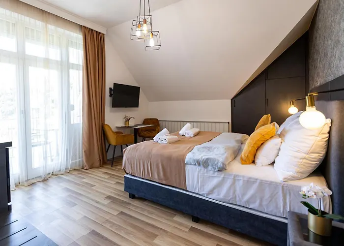 Clariss Pool & Center