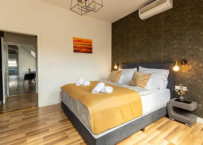 Clariss Pool & Center