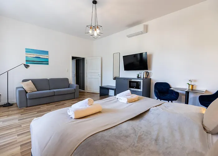 Clariss Pool & Center