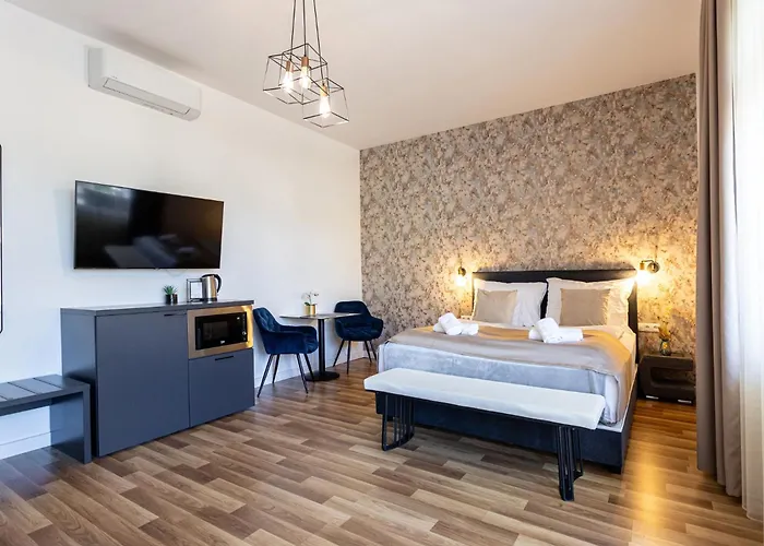 Clariss Pool & Center