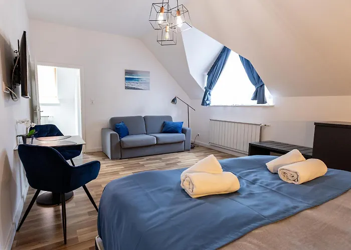 Clariss Pool & Center